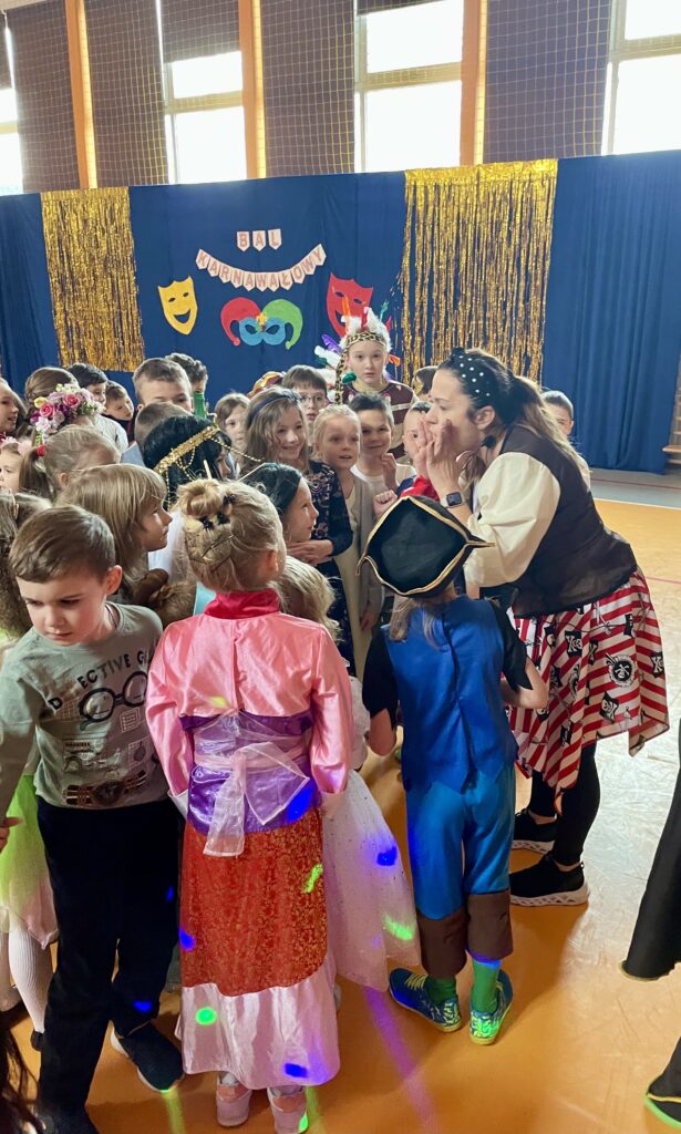Występ dzieci na dniu szkoły animacje